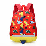 Sac à dos petit garçon avec dessins de petits dinosaures , rouge, présenté sur fond blanc